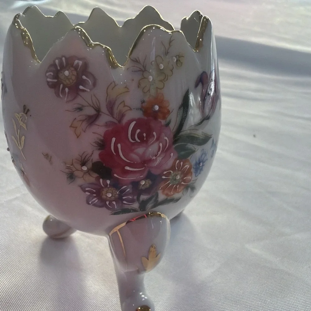 VINTAGE HANDPAINTED PORCELAIN FOOTED EGG‎ VASE FLORAL PATTERN RARE Easter Spring